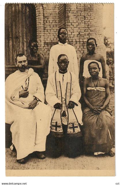 Uganda  Oeganda    Prêtre nouvellement ordonné, entouré de sa famille