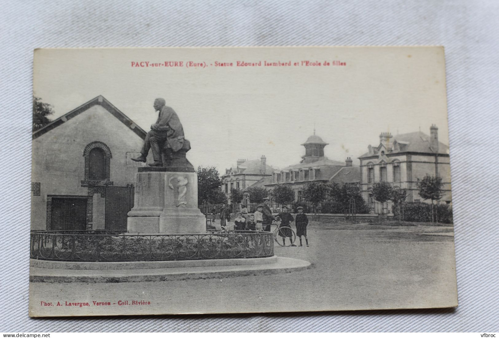 Pacy sur Eure, statue Edouard Isambard et l'école de filles, Eure 27