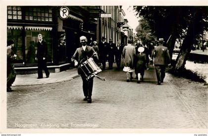 Hoogeveen NL Kerkgang met Trommelslager