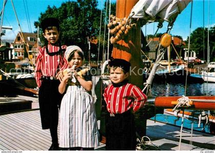 Urk Kinder in Tracht auf dem Segelboot
