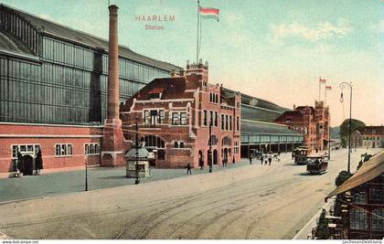 [-10%] PAYS BAS - Harlem - Station - Colorisé - Tramways - Drapeaux - Carte Postale Ancienne