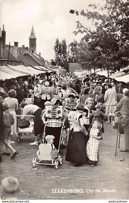 Nederland - SPAKENBURG - Op de markt