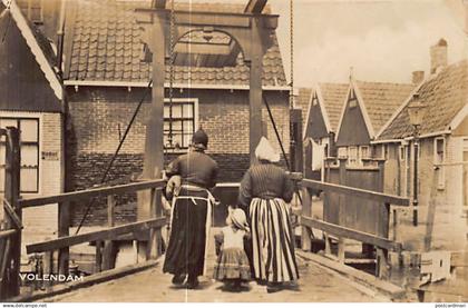 VOLENDAM - Typische straat