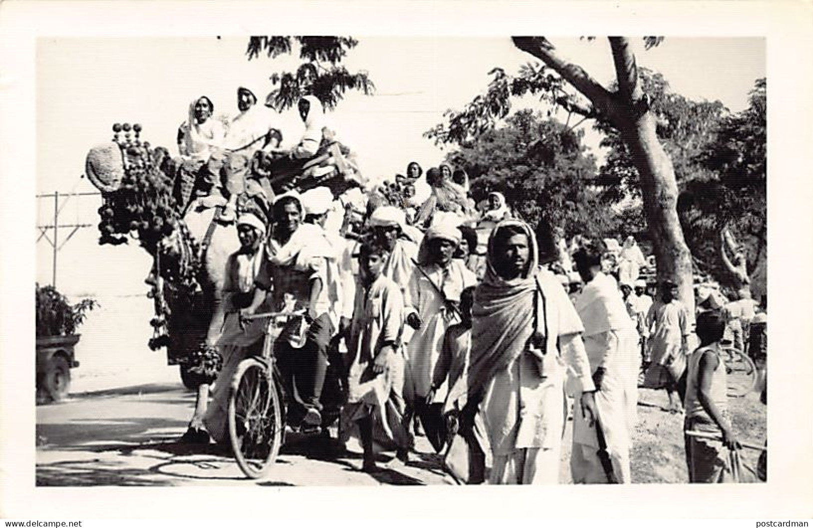 Pakistan - A crown - REAL PHOTO - Publ. unknown