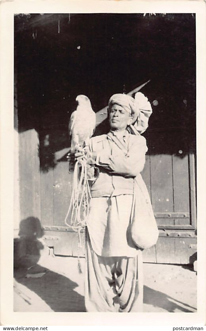 Pakistan - A falconer - REAL PHOTO - Publ. unknown