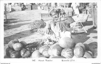 Pakistan / 10 - Karachi - Street Vendor