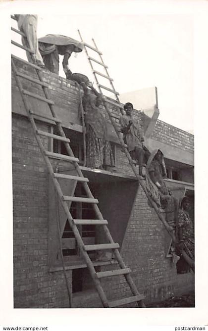 Pakistan - Masons at work - REAL PHOTO - Publ. unknown