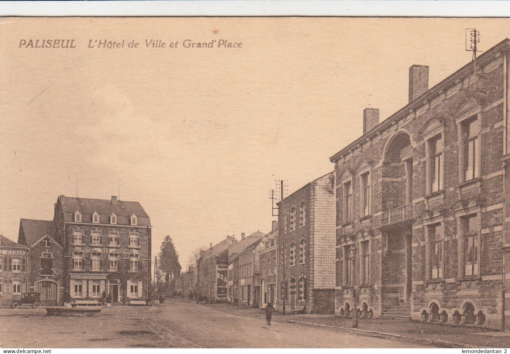 Paliseul - L'Hôtel de Ville et la Grand'Place