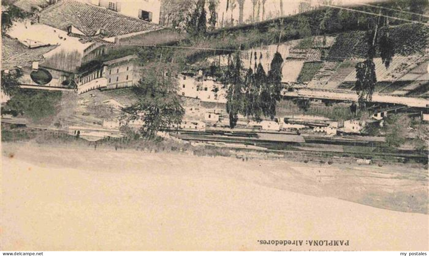 Pamplona Navarra ES Alrededores Fluss Bruecke Felder Berge Stadtrand Gebaeude