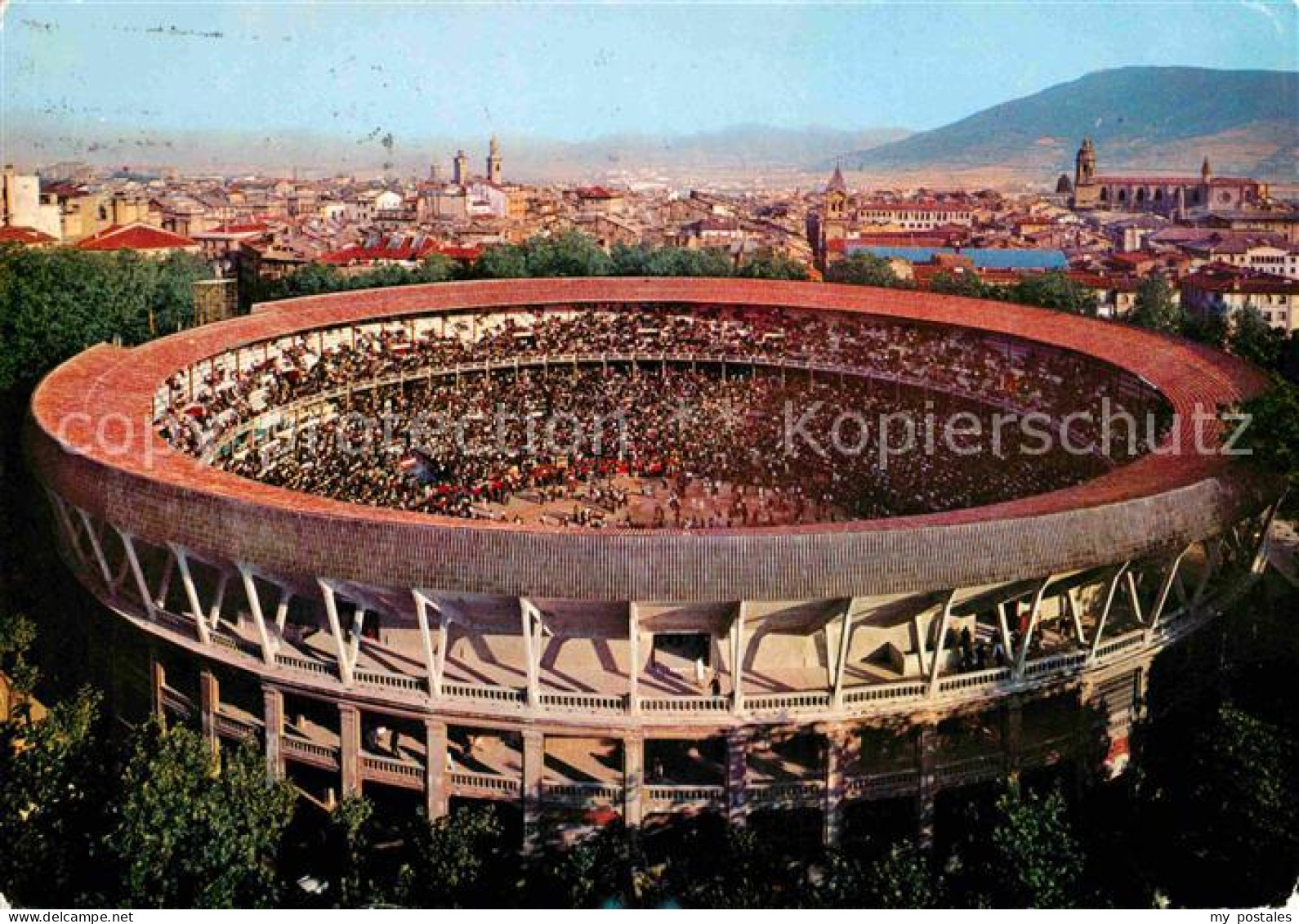 Pamplona Navarra Plaza de toros y vista parcial Stierkampfarena