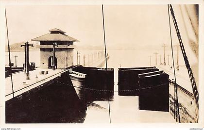 Panamá - CANAL ZONE - Miraflores Locks - Photo from Panamá Mail Liner, S.S. Colombia - REAL PHOTO- Publ. Panamá Mail Ste