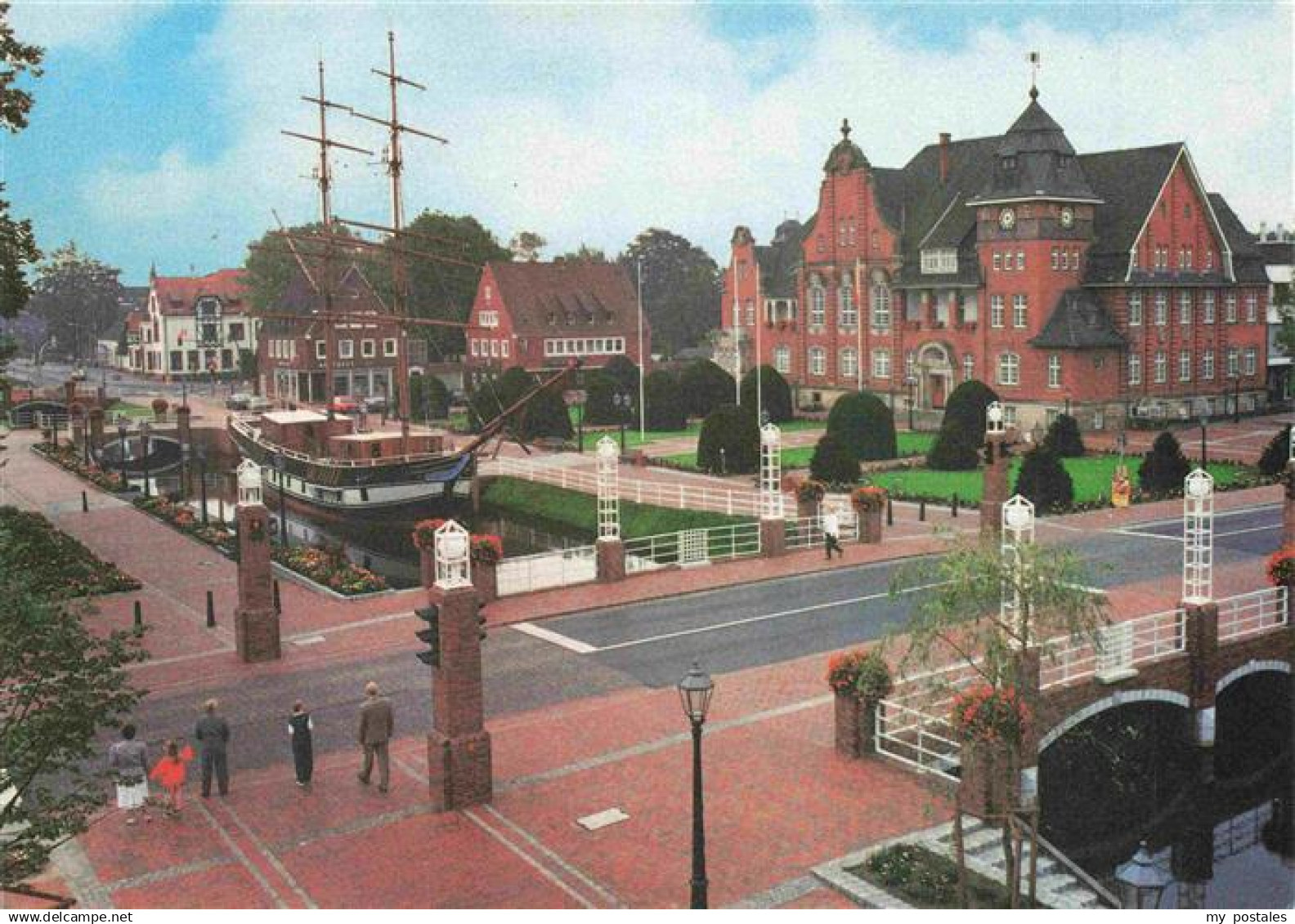 Papenburg Ems Rathaus mit Brigg Friederike von Papenburg
