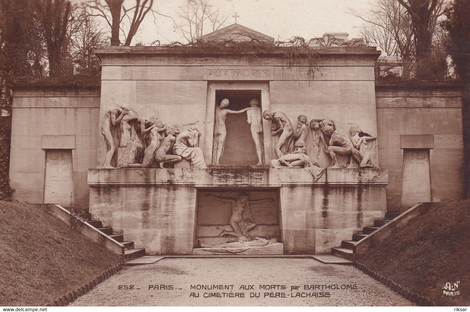 PARIS(20 em ARRONDISSEMENT) PERE LACHAISE