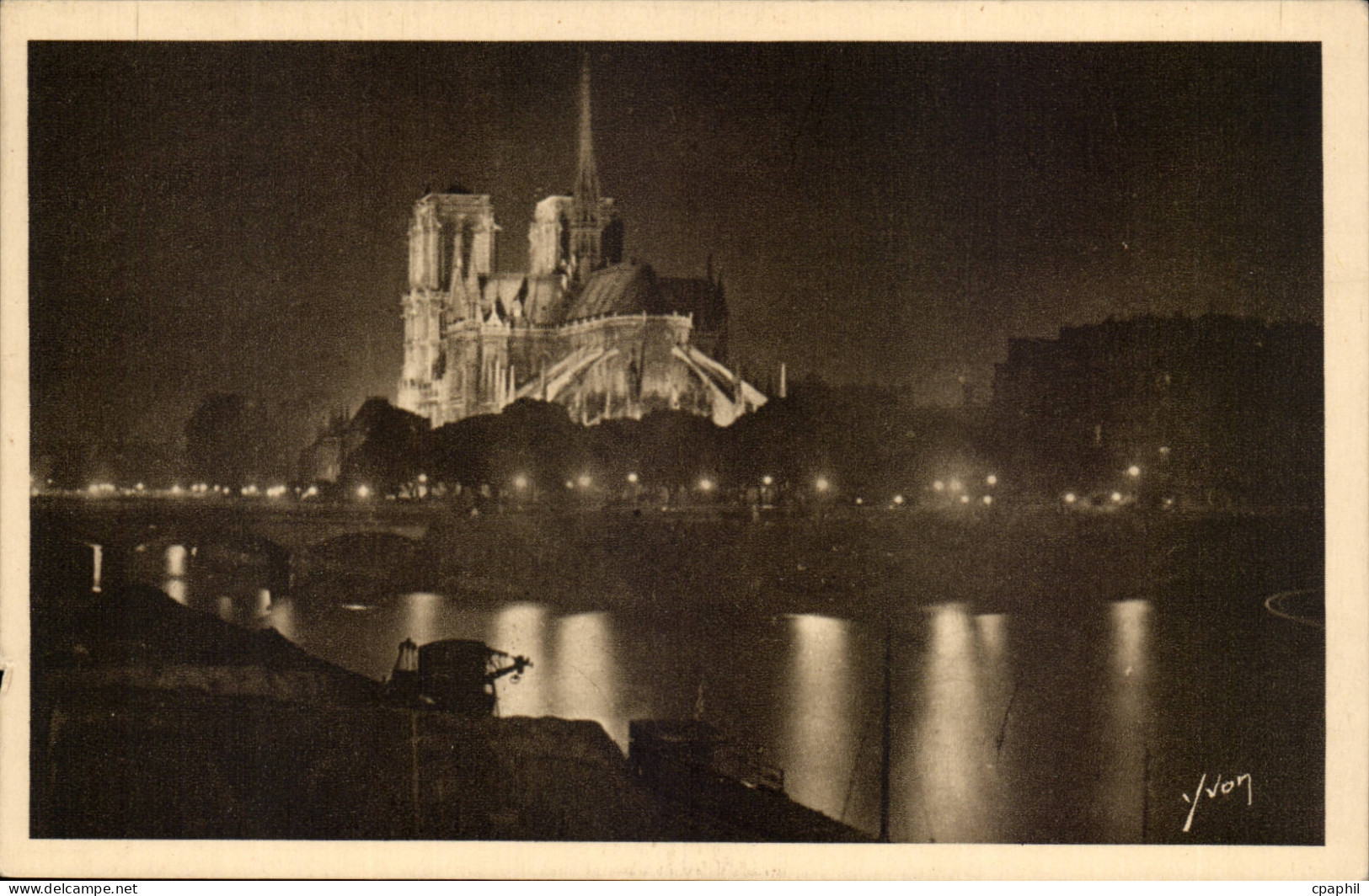Paris (3eme) CPA Notre DAme illuminee