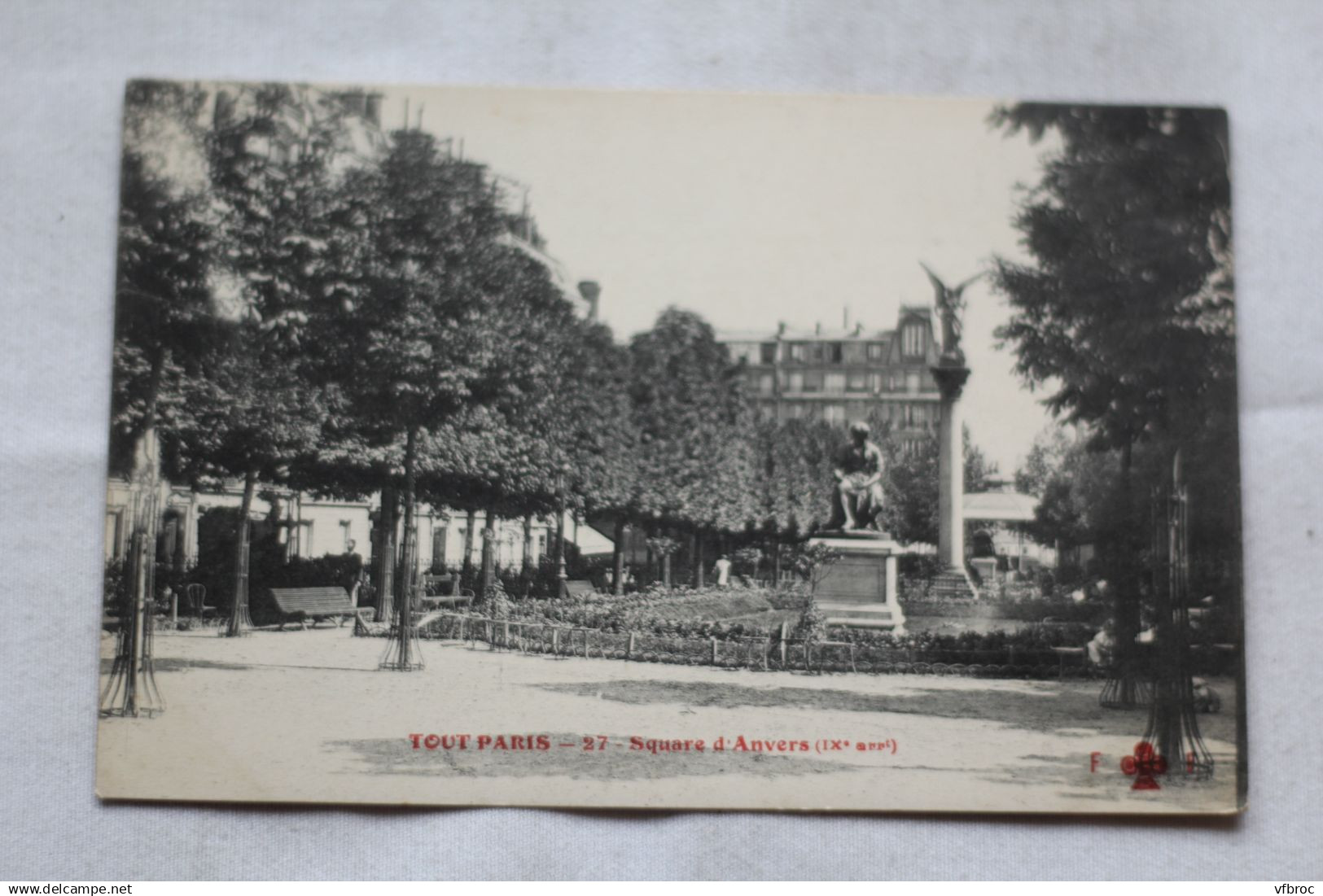 Paris 75, square d'Anvers, 9eme