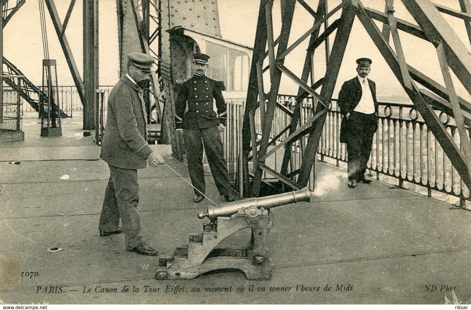 PARIS(7em ARRONDISSEMENT) TOUR EIFFEL