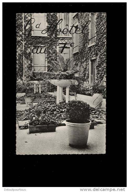 PARIS 7eme Arrondissement : Grand Garage Hotel du 7me 13 15 rue Chevert : un des jardins de l'hotel