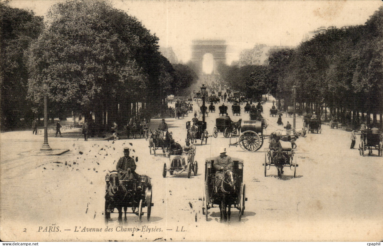 Paris 8 - L'Avenue des Champs Elysees CPA (automobiles tres animee)