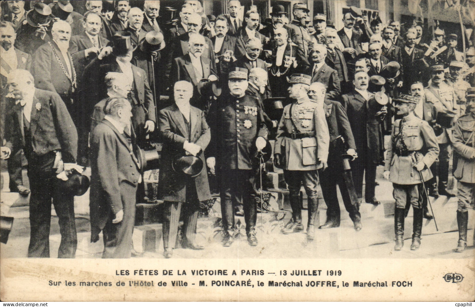 Paris CPA FEtes de la Victoire 13 juillet 1919 Sur les marches de l'hotel de ville M Poincare Joffre Foch