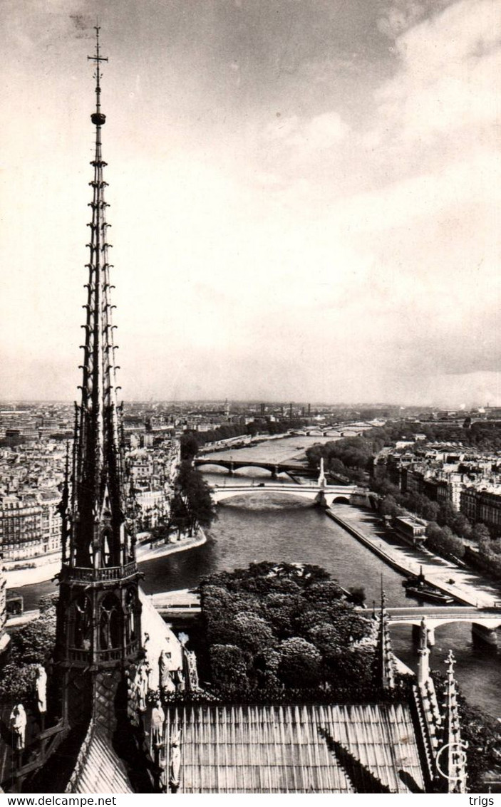 Paris - la Flèche de Notre Dame et Panorama de la Seine en amont