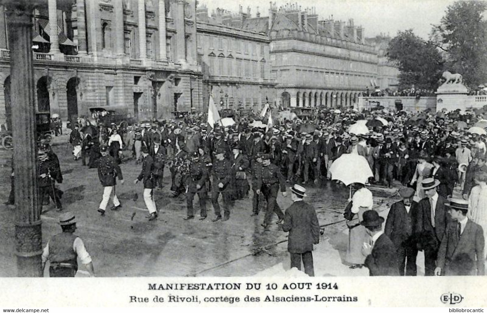 PARIS - MANIFESTATION DU 10 AOUT 1914 - RUE DE RIVOLI < CORTEGE DES ALSACIENS-LORRAINS