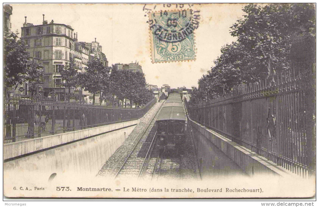PARIS - Montmartre - Le Métro (dans la tranchée, Boulevard Rochechouart)