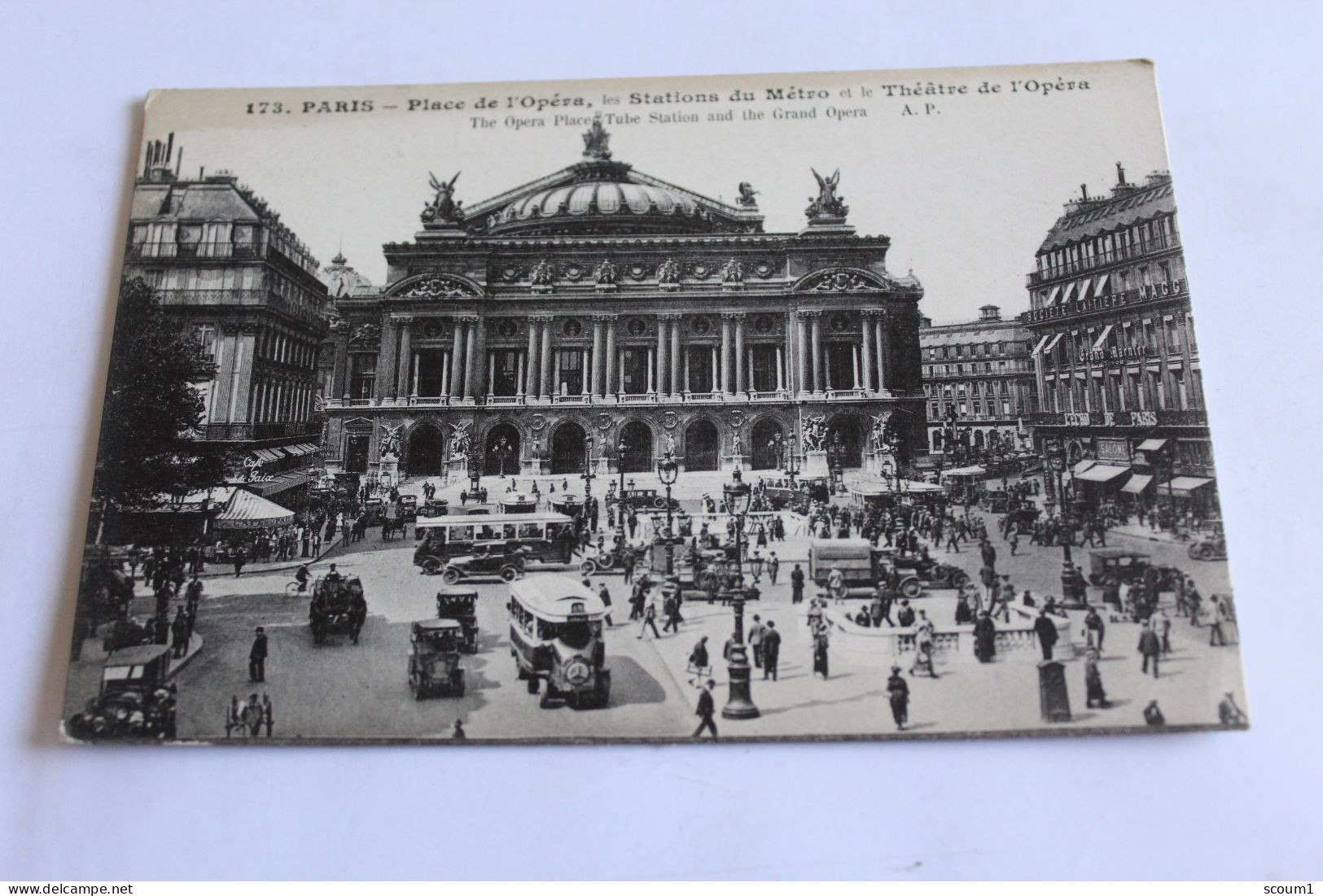 paris - place de l'opéra, les stations de métro et le théatre de l'opéra