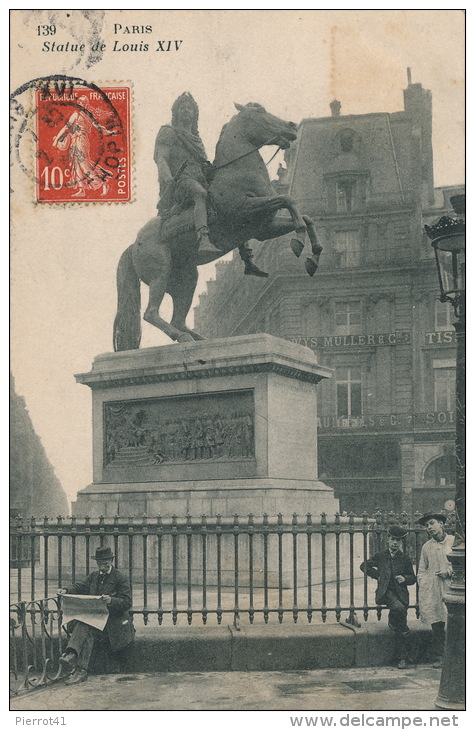PARIS - Statue de LOUIS XIV