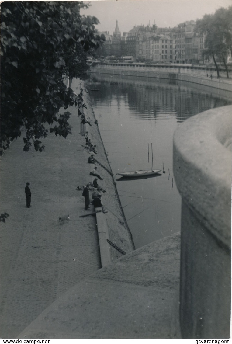 PARIS  VRAI PHOTO +- 1935 A 1940   18 X 13 CM  PAR ALFRED RABE BOCHUM  - Paris péniche péniches pêcheurs  2 SCANS
