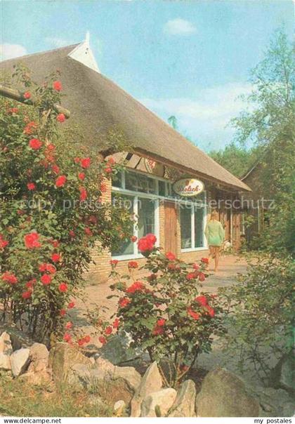 Smilde Drenthe NL Camping-de-Horrebieter Reetdach Rosen Frau Baeume Jannes-Brugg
