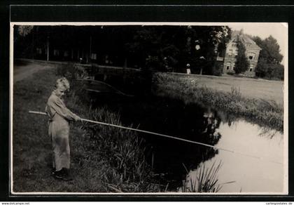 Foto-AK Dedemsvaart, Knabe beim Angeln