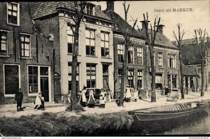 CPA Makkum Friesland, Ortspartie am Kanal, Boot, Passanten