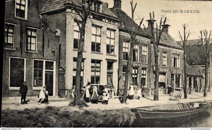 CPA Makkum Friesland, Ortspartie am Kanal, Boot, Passanten