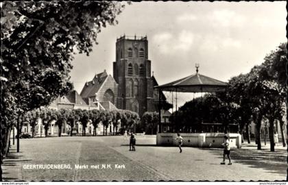 CPA Geertruidenberg Nordbrabant Niederlande, Markt met N.H. Kerk