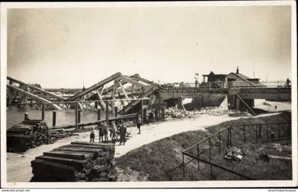 Photo CPA Geertruidenberg Nordbrabant Niederlande, Keizersveer, eingestürzte Brücke