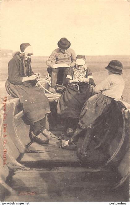 Nederland - VOLENDAM - Familie van vissers, vrouwen breien - Uitg. Jos. Nuss & Co.