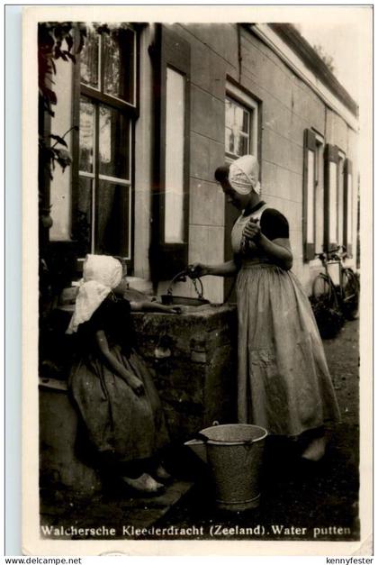 Walcheren - Walchersche Kleederdracht - Water putten