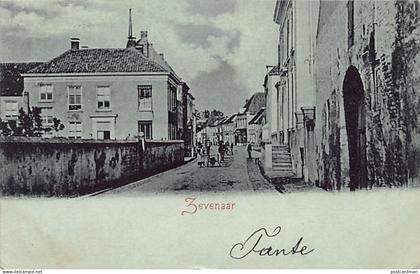 Nederland - ZEVENAAR - Een blik op een straat 's nachts