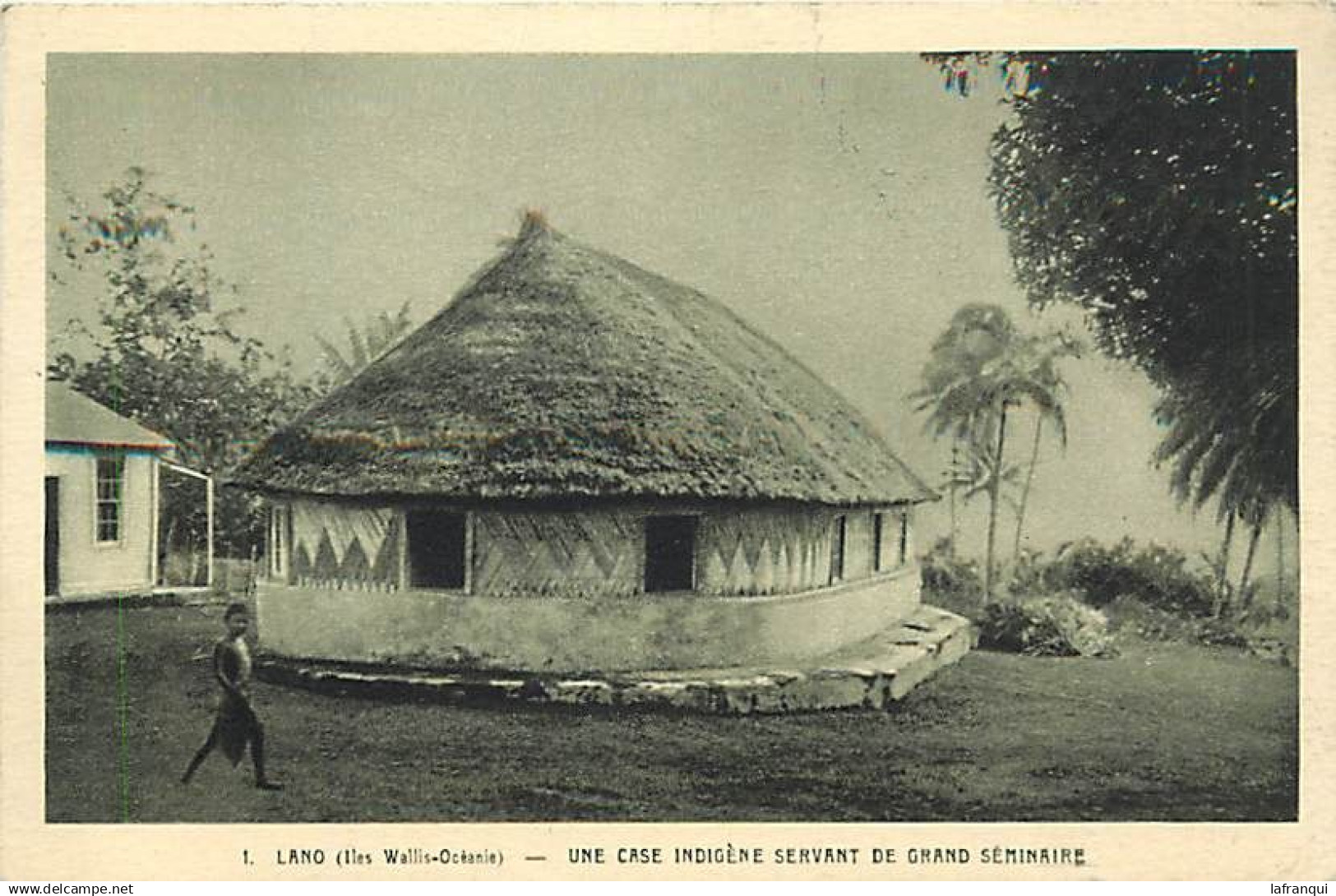 pays div- ref FF213- wallis et futuna - lano -une case indigène servant de grand seminaire -