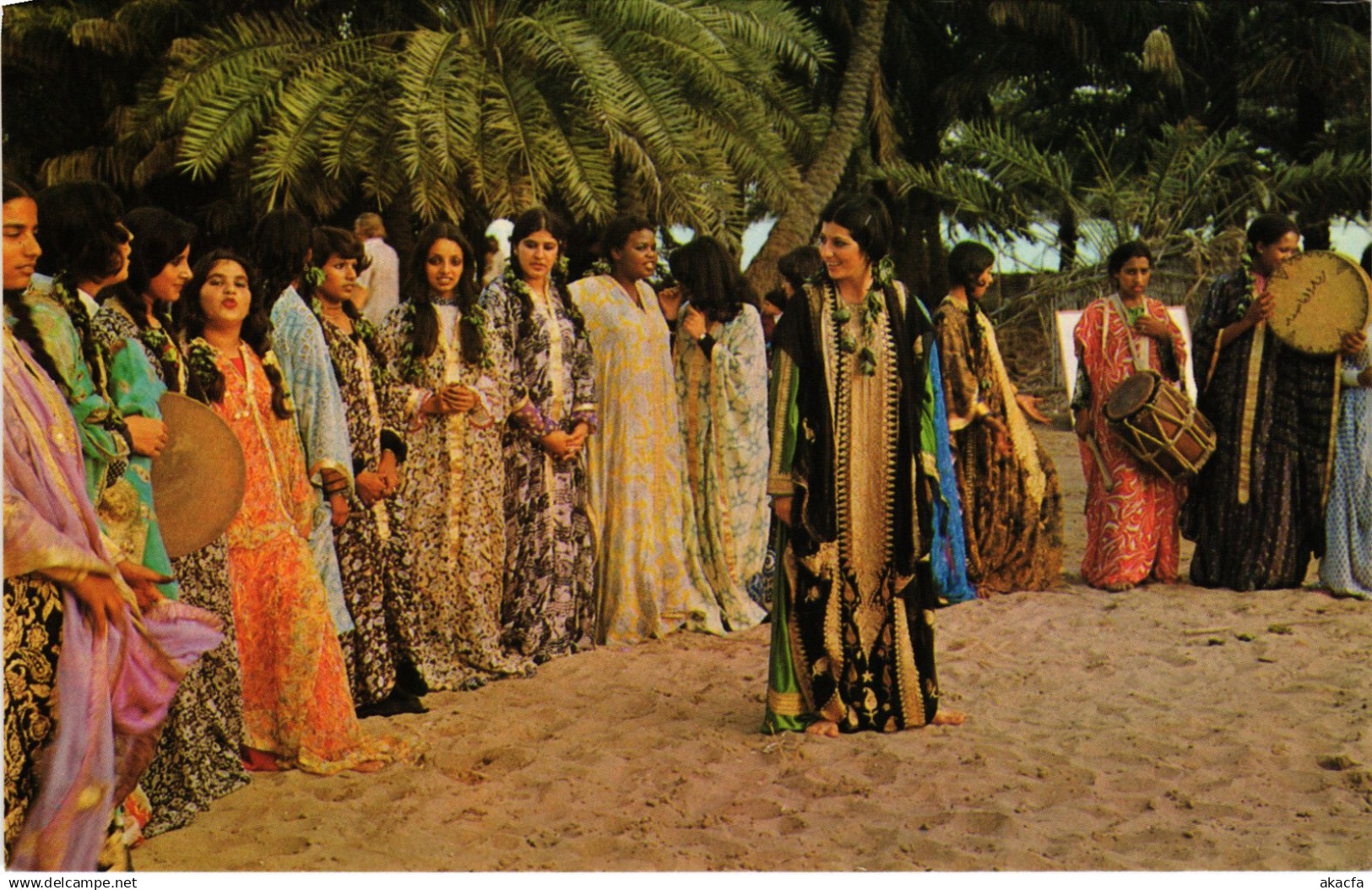 PC BAHRAIN, TRADITIONAL VILLAGE DANCERS, Modern Postcard (b48125)
