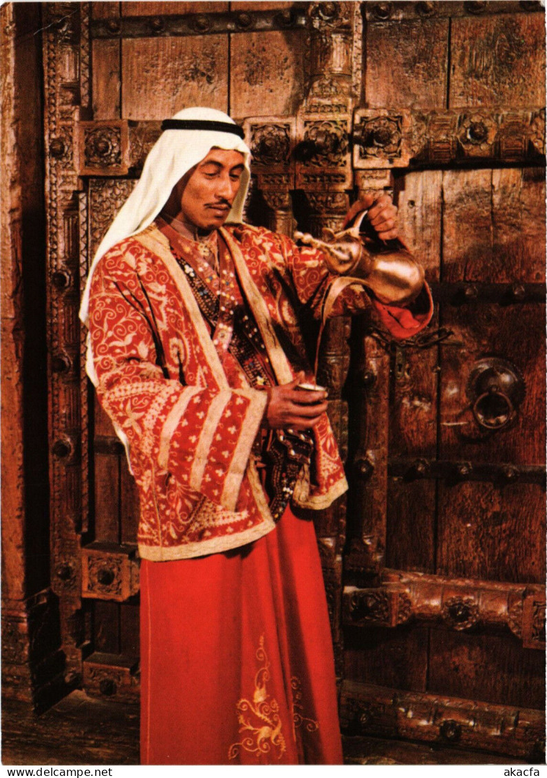 PC KUWAIT, SERVING ARABIC COFFEE, Modern Postcard (b52942)