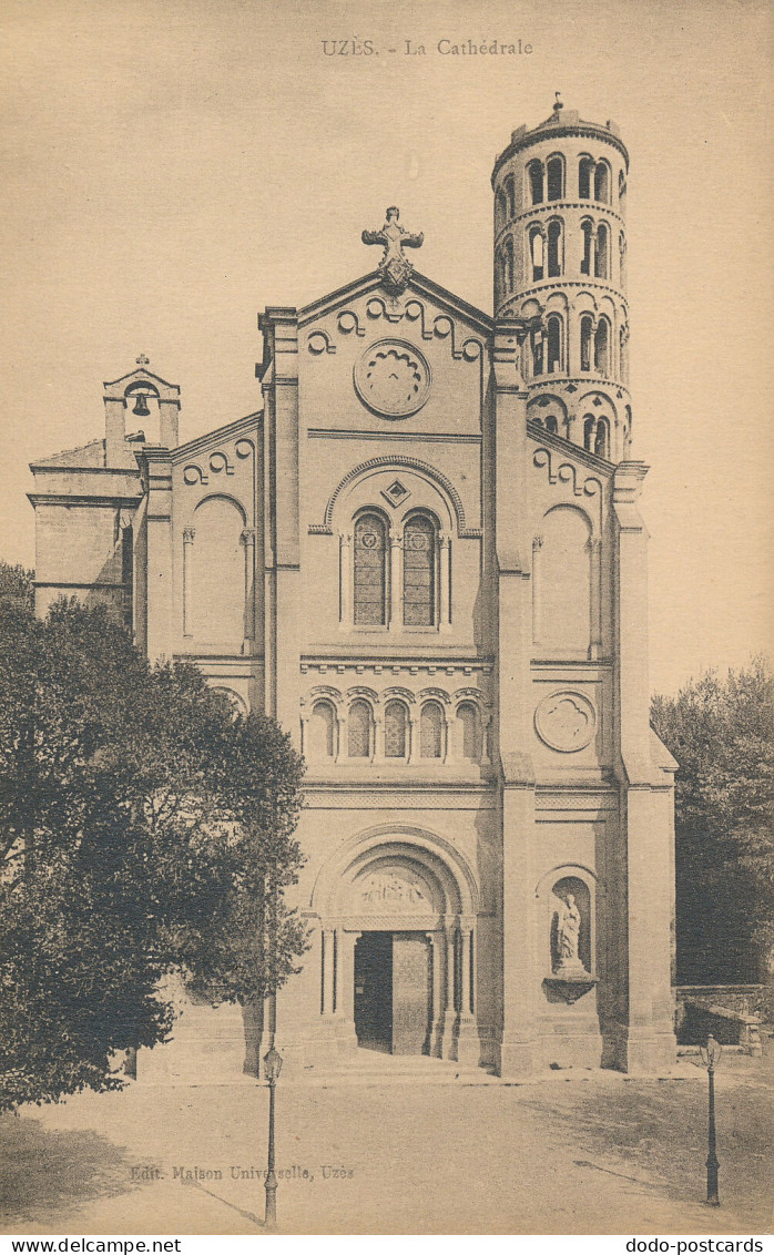 PC46163 Uzes. La Cathedrale. Maison