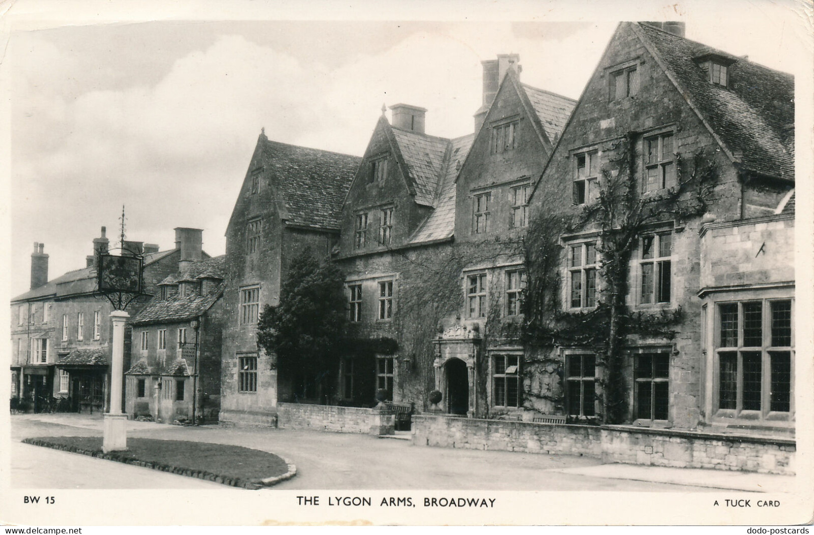 PC67011 The Lygon Arms. Broadway. Tuck. RP. 1955