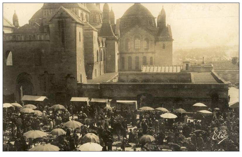 PERIGUEUX 24 - Marché et la Cathédrale Saint-Front