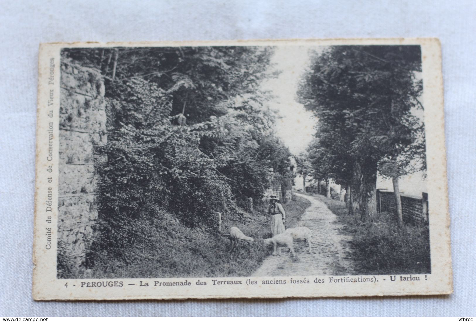 Pérouges, la promenade des Terreaux, Ain 01