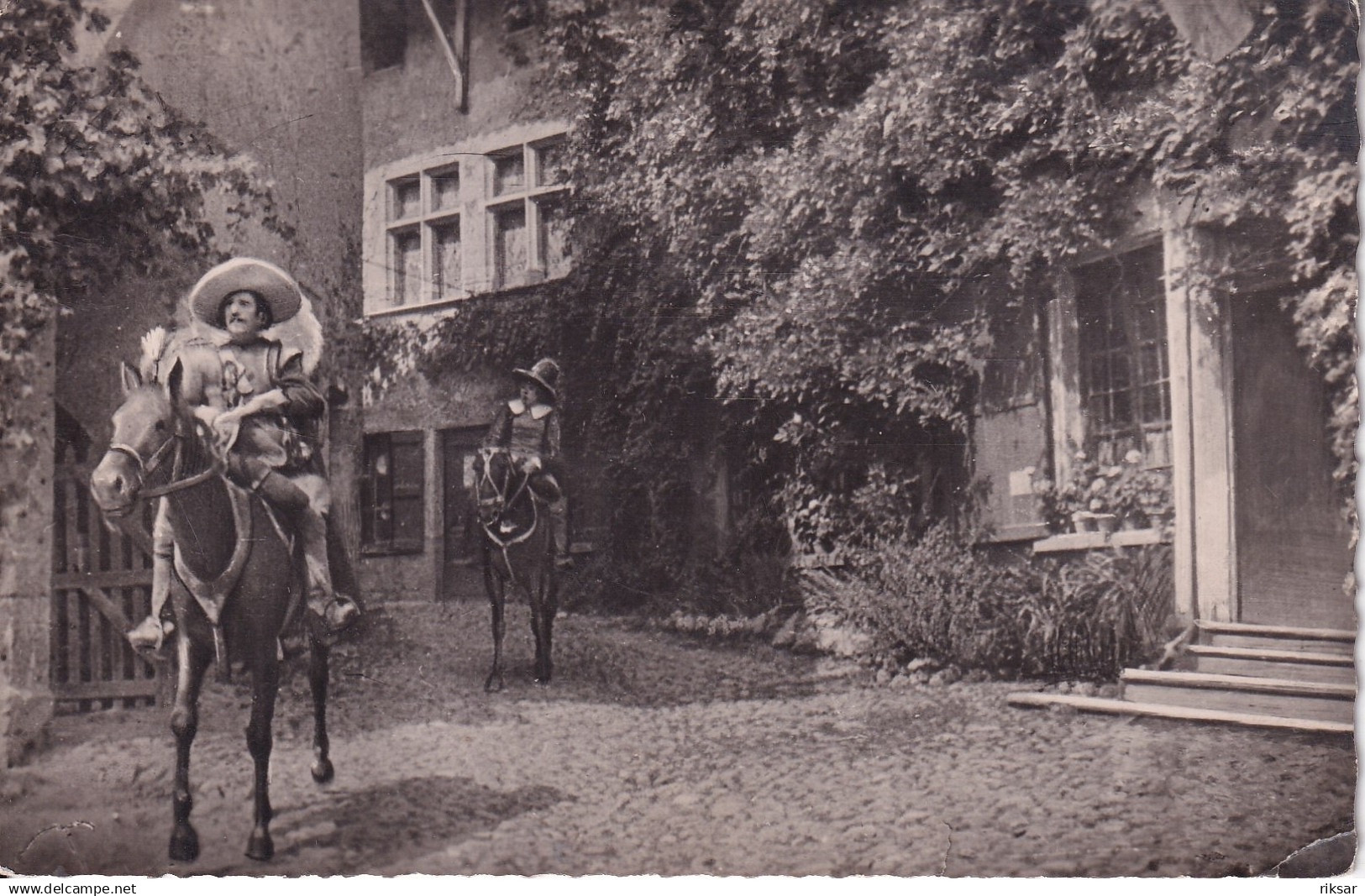 PEROUGES(LES TROIS MOUSQUETAIRES)