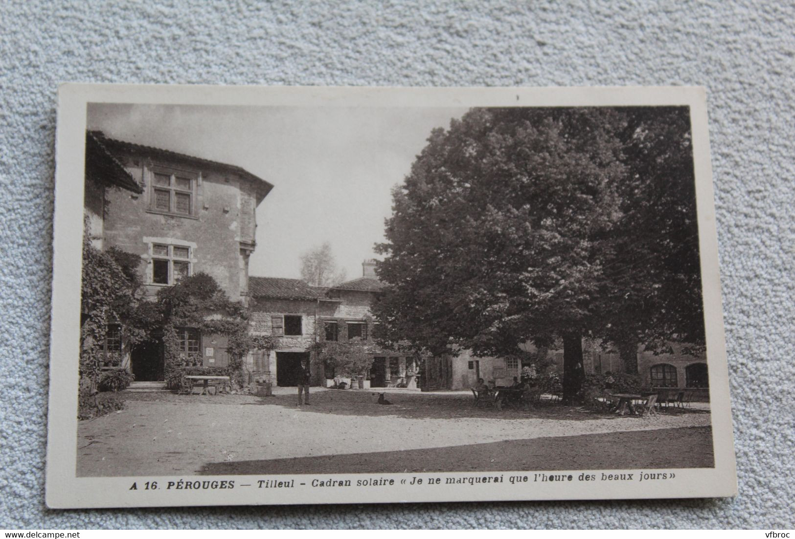 Pérouges, Tilleul, cadran solaire "je ne marquerai que l'heure des beaux jours", Ain 01