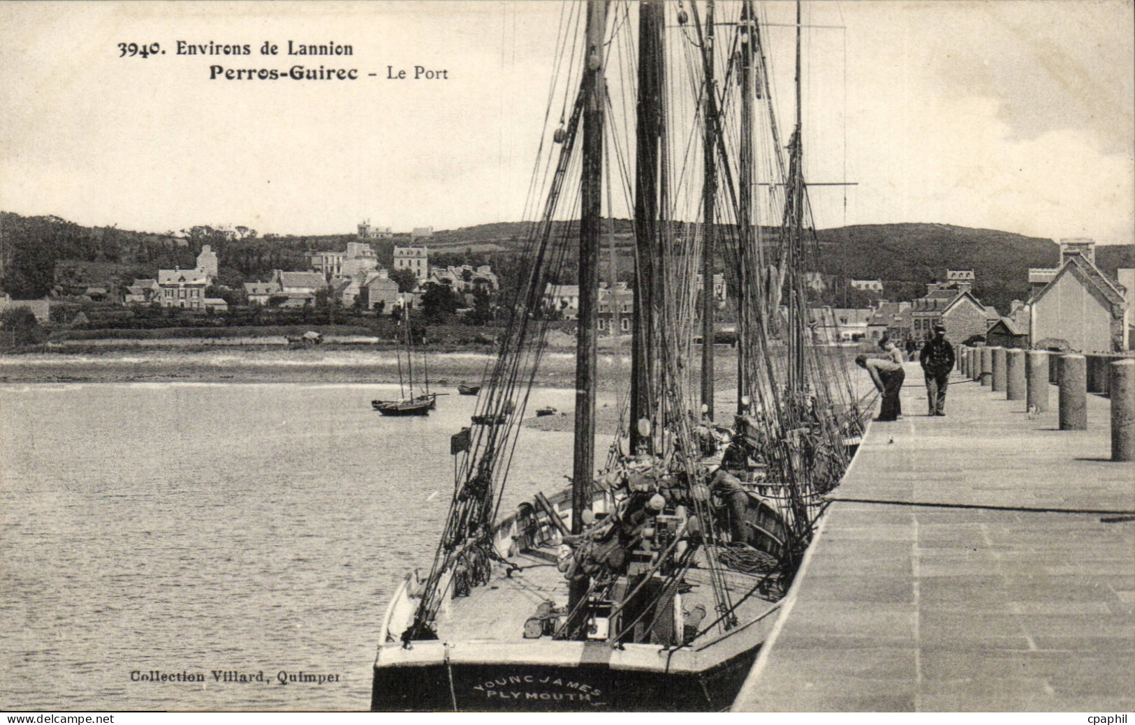 Perros Guirec cPA Le port (bateau Young James Plymouth)