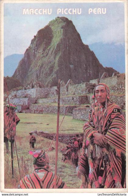 [-10%] PERU - Macchu Picchu - Macchu Picchu y hombres con vestimentas tejidos Tipicos del lugar en las ruinas- Carte Pos