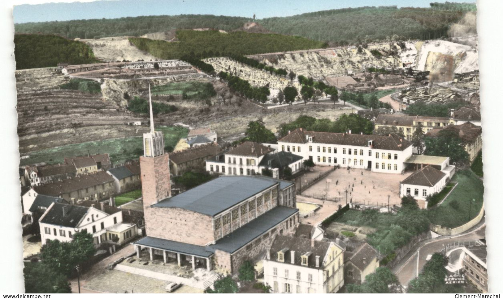 PETITE-ROSSELLE: l'église vue aérienne 10X15 - très bon état
